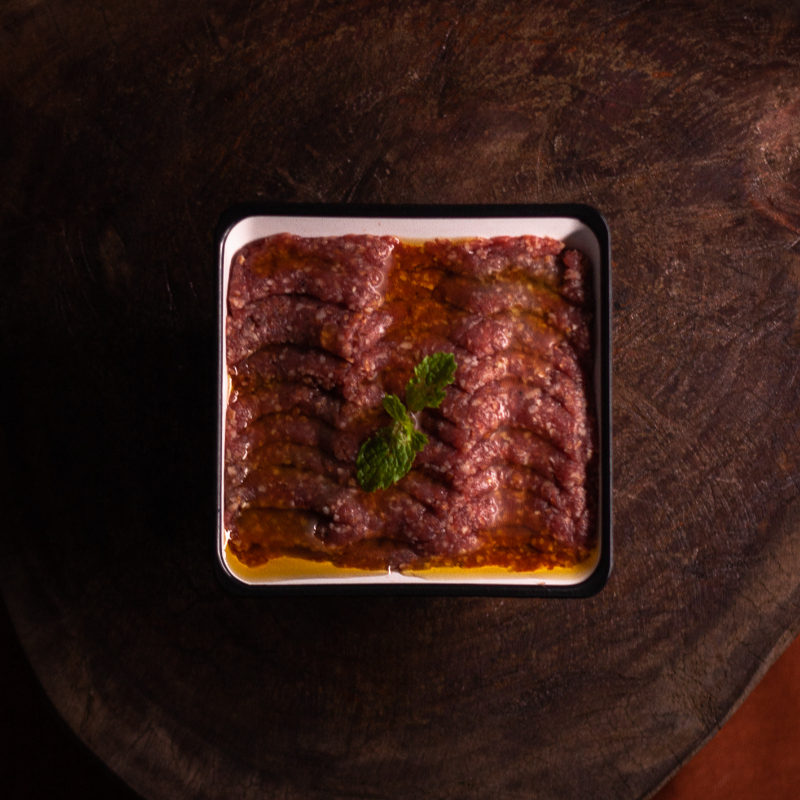 Patinho moído finamente, trigo especial, hortelã fresca e o nosso tradicional mix de especiarias árabes. Preparado diariamente para garantir o frescor.