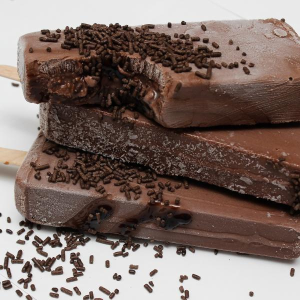 O sabor de um dos bombons mais amados do mundo, agora em uma paleta! Desfrute de uma paleta de chocolate cremoso, com a crocância das avelãs e um recheio generoso e macio de creme de avelã.