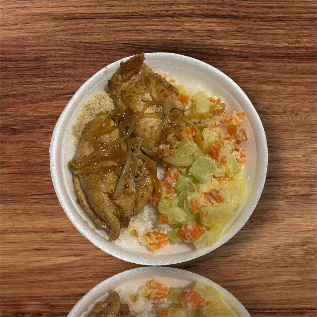 Marmita acompanha arroz branco, feijão preto, farofa e maionese.