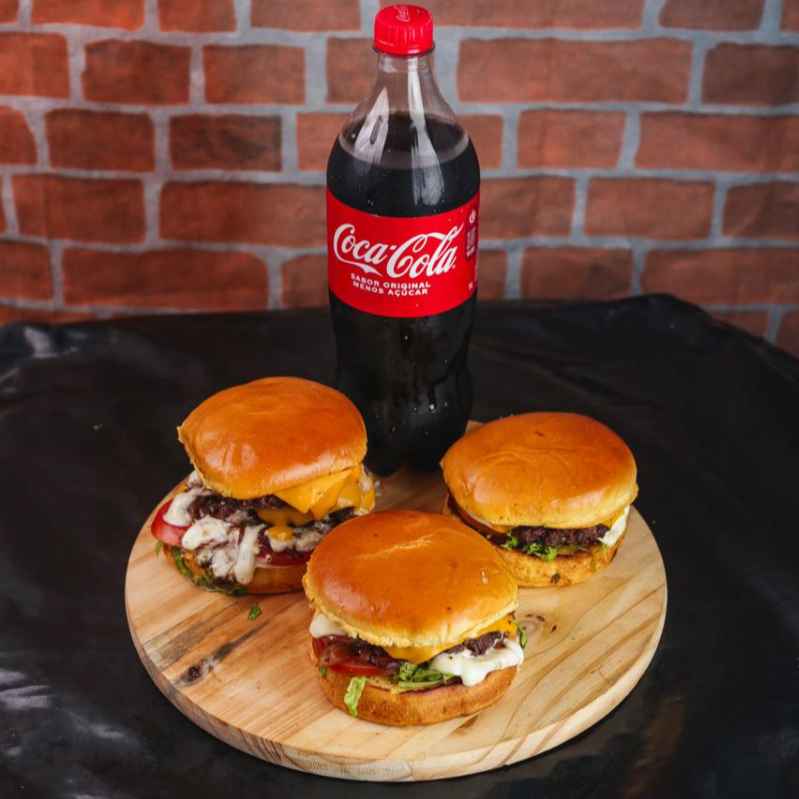 "São 3x hambúrguers deliciosos, os 3 mais queridos da praça ""popis salada, Chiquinha cheddar, e senhor barriga bacon"", vem conferir a sensação."