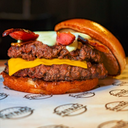 2 Burgureres de 150g cada, queijo chedda, bacon e molho da casa