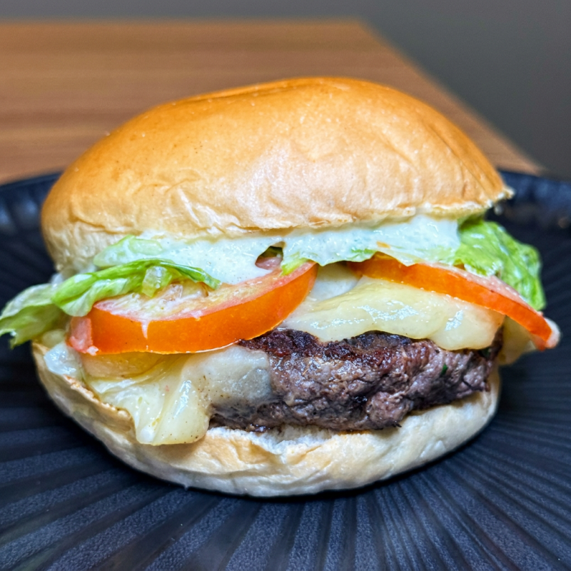 Pão brioche, Blend 150g, queijo mussarela, alface, tomate, maionese artesanal.