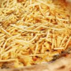 molho,mussarela,molho strogonoff,frango desfiado,palmito,milho,batata palha,orégano e azeitonas.