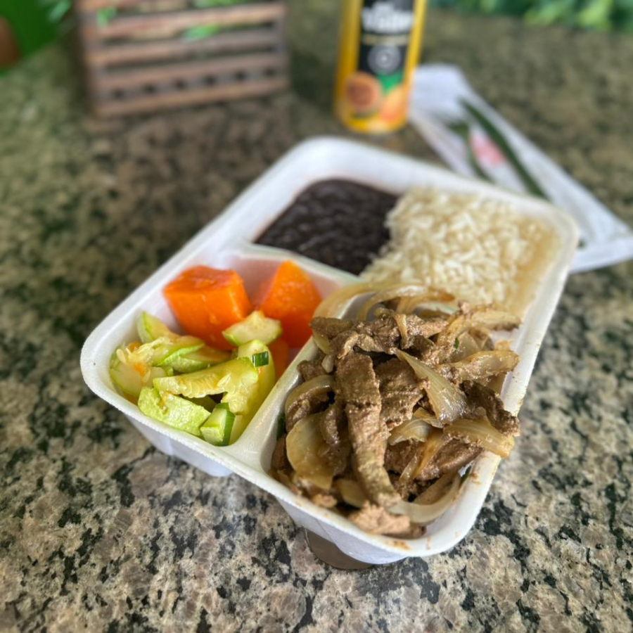 Fígado Bovino em iscas acebolado, arroz, feijao preto, legumes do dia