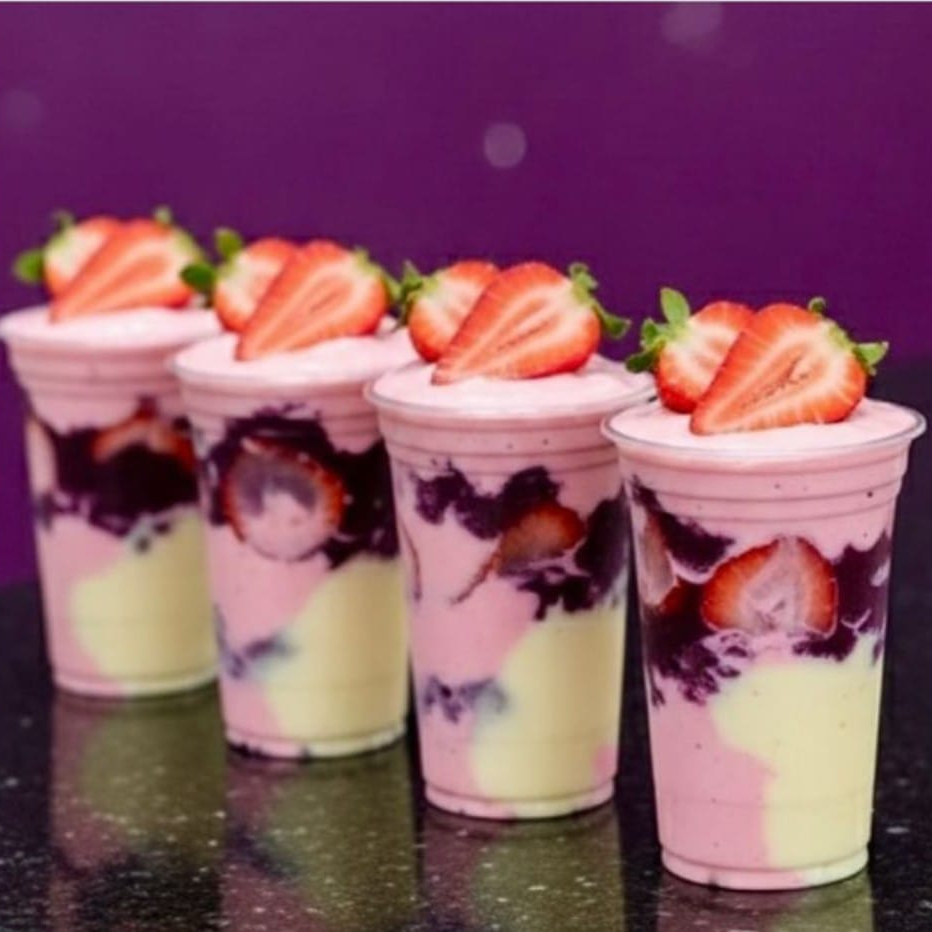 CREME DE AÇAI. CREME DE NINHO. CREME DE MORANGO, LEITE EM PO, E MORANGOS