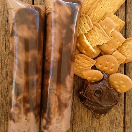 Delicioso creme condensado de chocolate com biscoito maisena, envolvido com brigadeiro de panela..