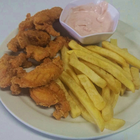 Dedos de Pollo con Papas Fritas