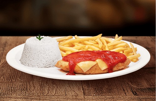 Generoso filé de peito de frango (aprox. 170g in natura) empanado, coberto com molho de tomate e muçarela derretida. Acompanha arroz e sua escolha de fritas ou purê.
