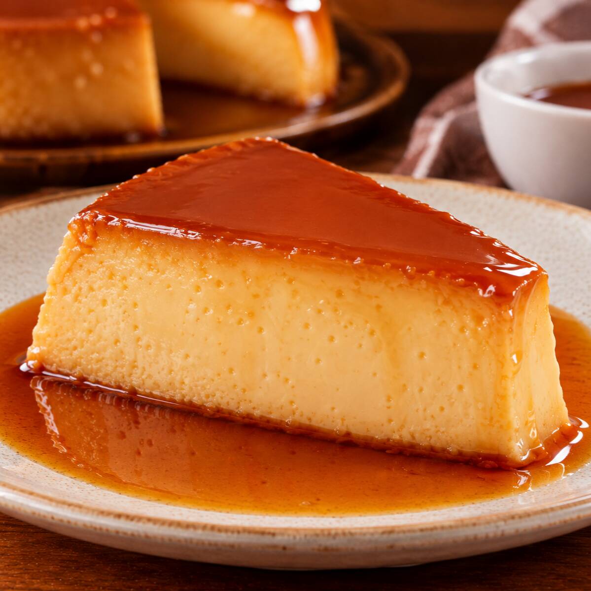 Uma fatia de pudim super cremoso, com textura lisinha e delicada, coberto por uma calda de caramelo irresistível. Doce na medida certa e perfeito para finalizar qualquer refeição com aquele gostinho de quero mais!