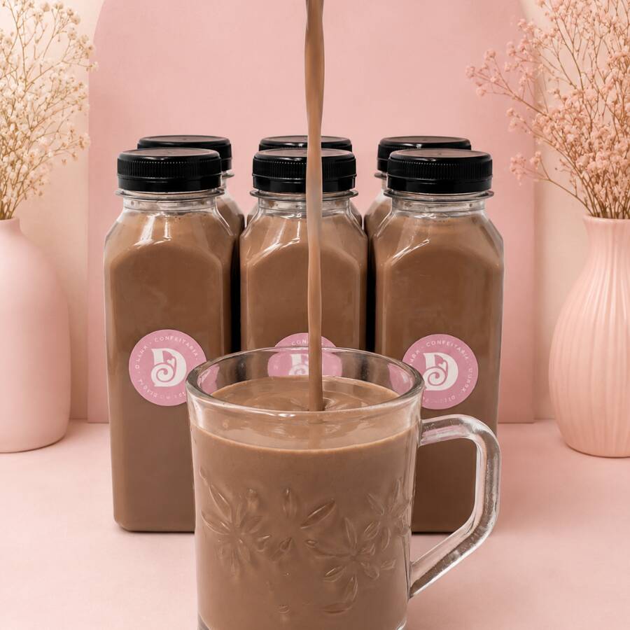 Nosso chocolate quente e feiro com cacau 50%, leite, creme de leite e chocolate nobre ao leite. Pensa em um sabor MARAVILHOSO, são 300 ml de chocolate para vc saborear quente ou gelado .