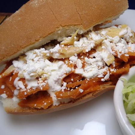 Torta de Chilaquiles Rojos