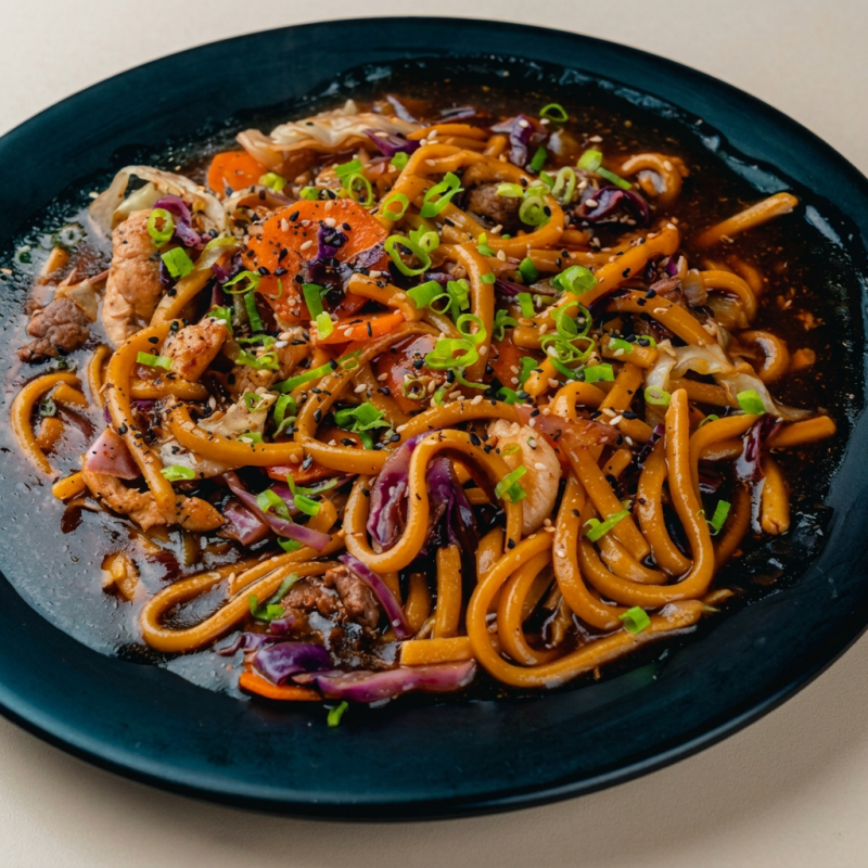 Macarrão oriental com, carne, frango camarão e legumes, refogados em alta temperatura no molho yakisoba da casa. ( repolho roxo, repolho branco, brócolis, cenoura.) ACOMPANHA DOIS SACHÊS DE AGRIDOCE. ADICIONAIS A PARTE Serve 1 pessoa