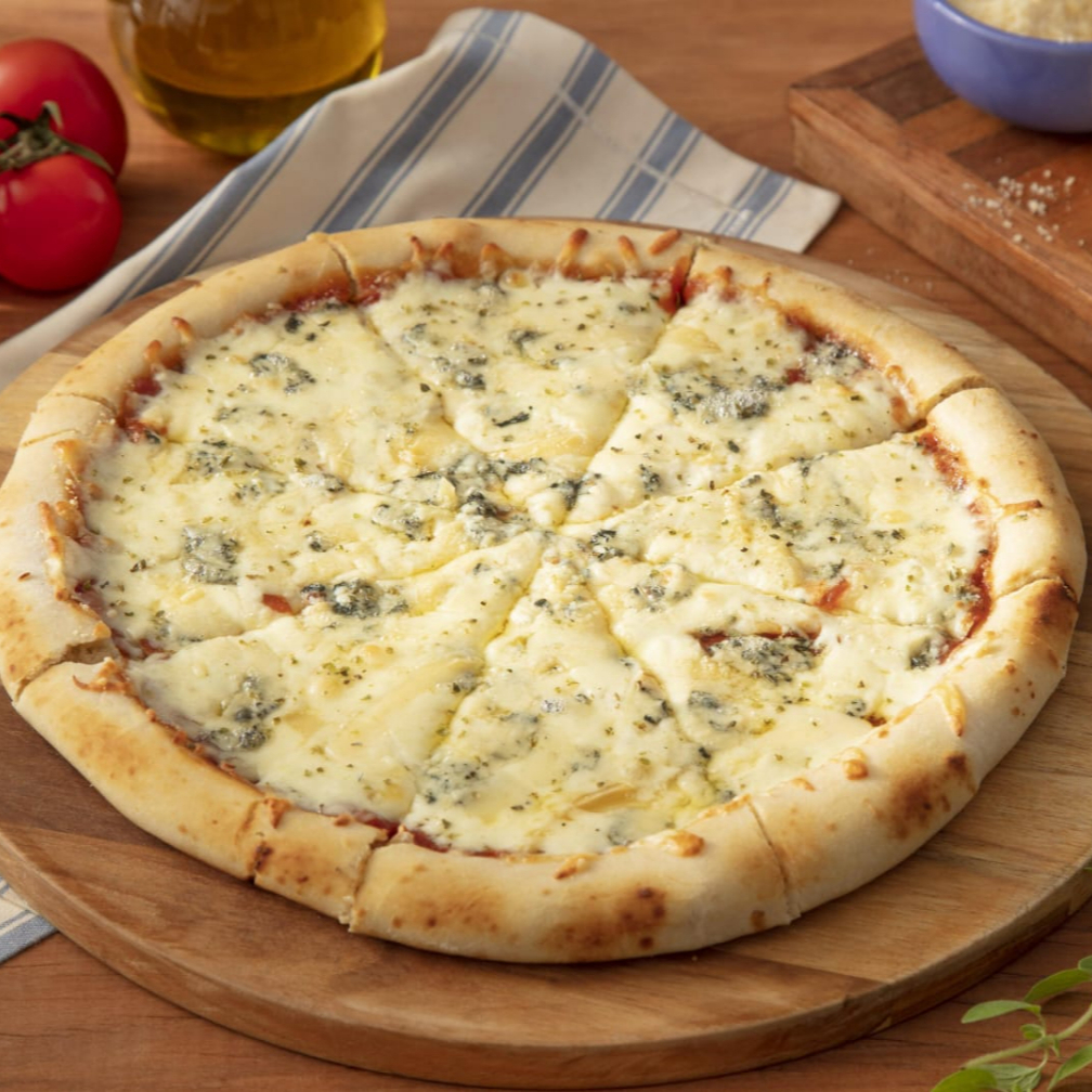 Molho de tomate, mussarela, catupiry, provolone e parmesão.