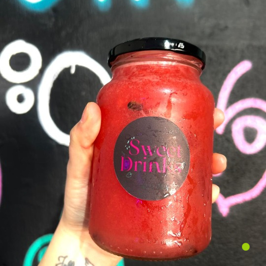 Caipirinha de morango com melancia com saquê, copo de vidro de 600ml.