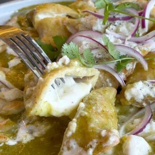 CHILAQUIL RELLENO DE POLLO