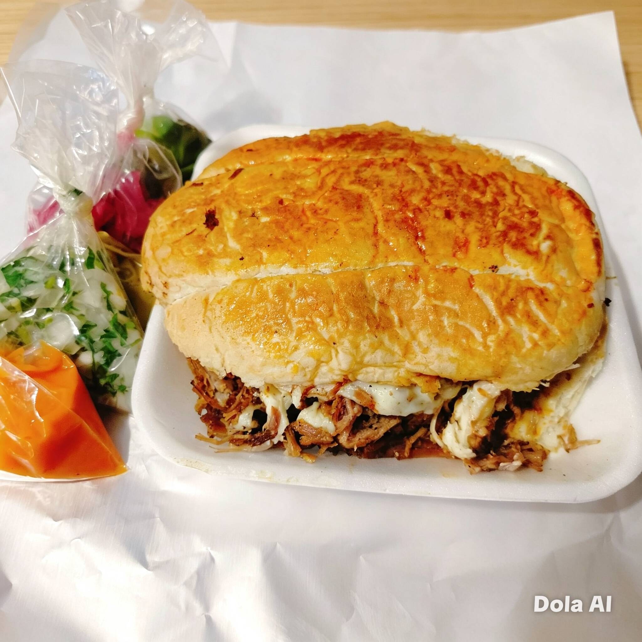 Torta de birria de res