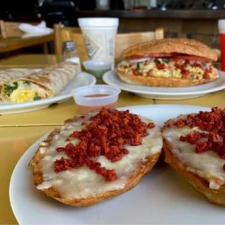 MOLLETES CON CHORIZO