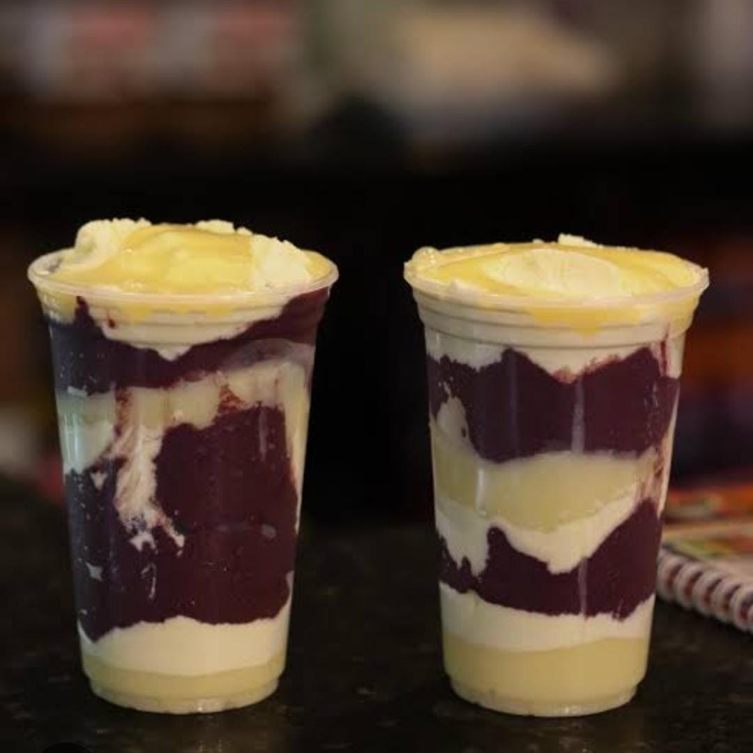 "Se a vida está difícil, imagina pra quem não gosta de açaí."
"Tá triste? A cura é açaí. Tá feliz? Açaí para comemorar."
"Encontrei meu par perfeito: um tigelão de açaí com bastante leite Ninho."
"O melhor amigo é aquele que te chama para tomar açaí."