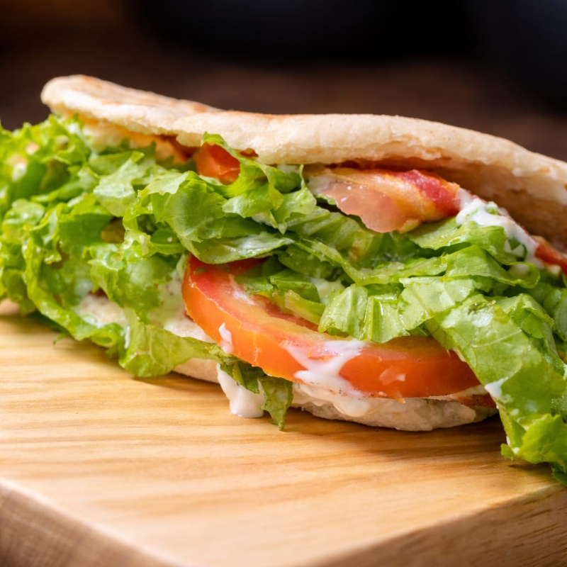 Pão sírio fresquinho recheado com salame,ovo, queijo prato, cream cheese, maionese, alface, tomate e cebola roxa.