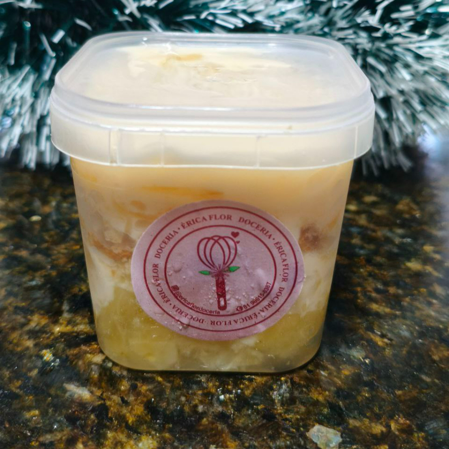 Duas camadas de um delicioso creme de abacaxi, uma camada de bolo, finalizado com chantilly e pedaços de abacaxi. -----------palavras chave-------- bolo , fatia , chocolate , copo da felicidade , cupom , sobremesa , doce , morango , promoção , frutas , bombom , gelado , frete grátis , delicia de abacaxi.