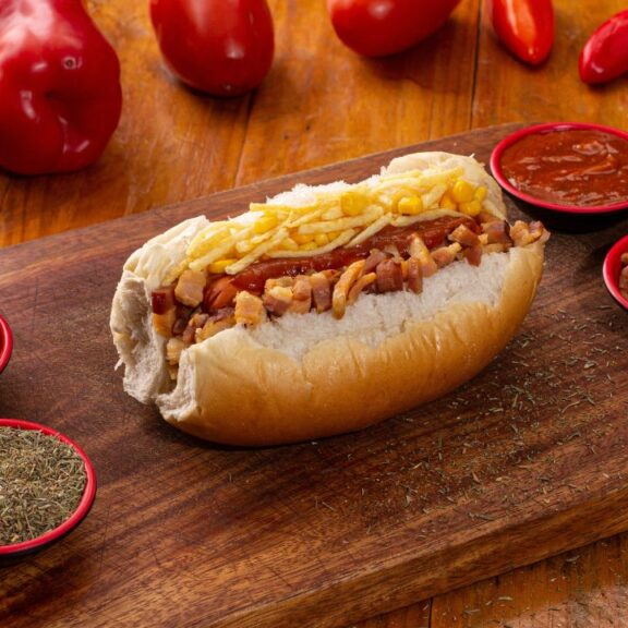3 Hot Dogs caprichados e cheios de sabor + 3 bebidas para acompanhar! Escolha seus hot dogs e bebidas favoritos e aproveite esse combo perfeito para compartilhar com a galera ou matar a fome em grande estilo!