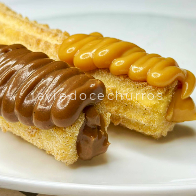 Perfeito para quem ama churros! Leve 2 Churros Tradicionais, com recheio e massa levinha e crocante. Escolha o recheio, curta essa delícia feita com carinho!