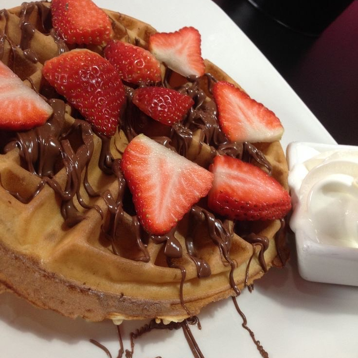 Waffle de nutella con fresas.