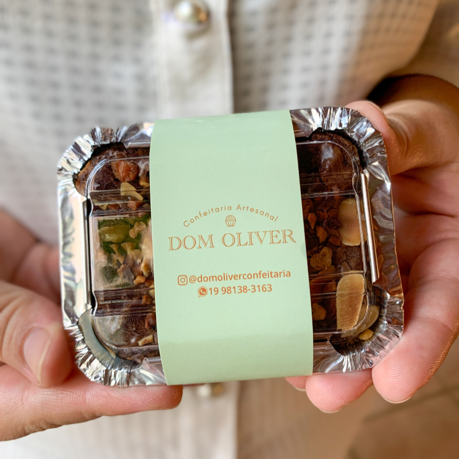 Brownie na marmitinha, recheado com Moça cozida e mix de castanhas. Pode ser aquecido no microondas sem a tampa. Aprox. 110g