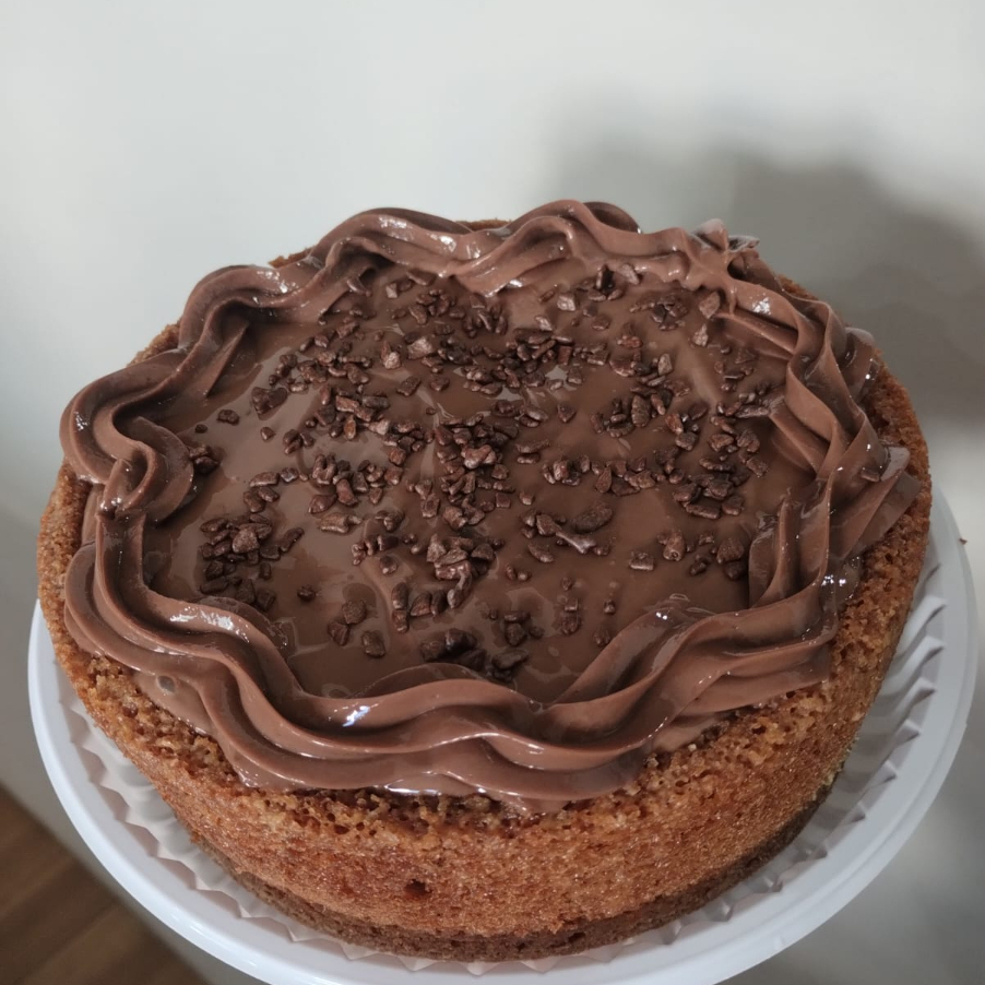 Massa fofinha de chocolate com cobertura de chocolate por cima.( aprox.750g, serve 5 pessoas)