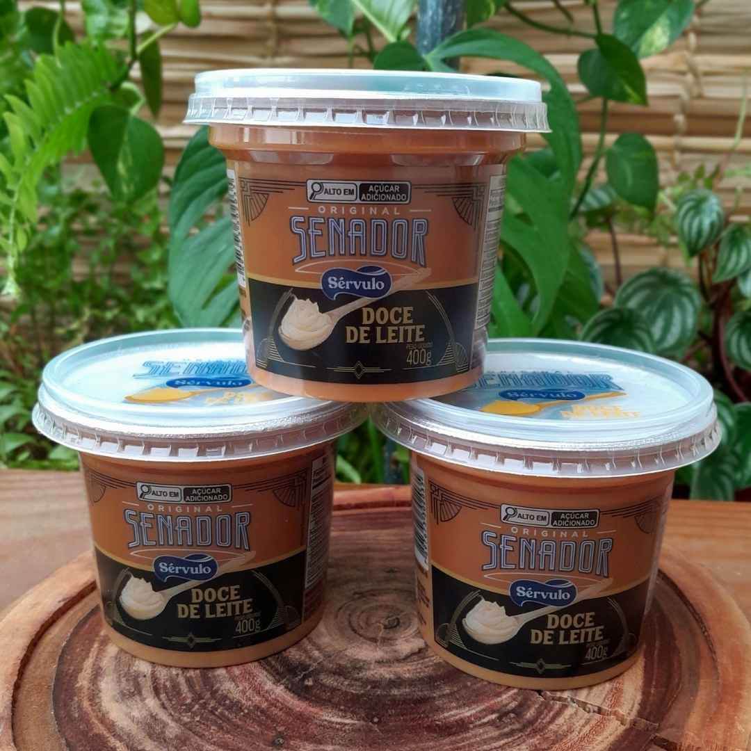 O doce de leite senador é um doce mineiro premiado, reconhecido com medalha de ouro no mundial do queijo 2024, além de ter sido eleito o 3 melhor na feira mundial de produtos lácteos. Produzido em senador firmino, minas gerais, pela laticínios sérvulo, ele é elogiado por sua textura pastosa e suave, e sabor marcante. Mais uma das delícias que minas gerais nos proporciona. Leve, cremoso, delicioso! Pote de 400g