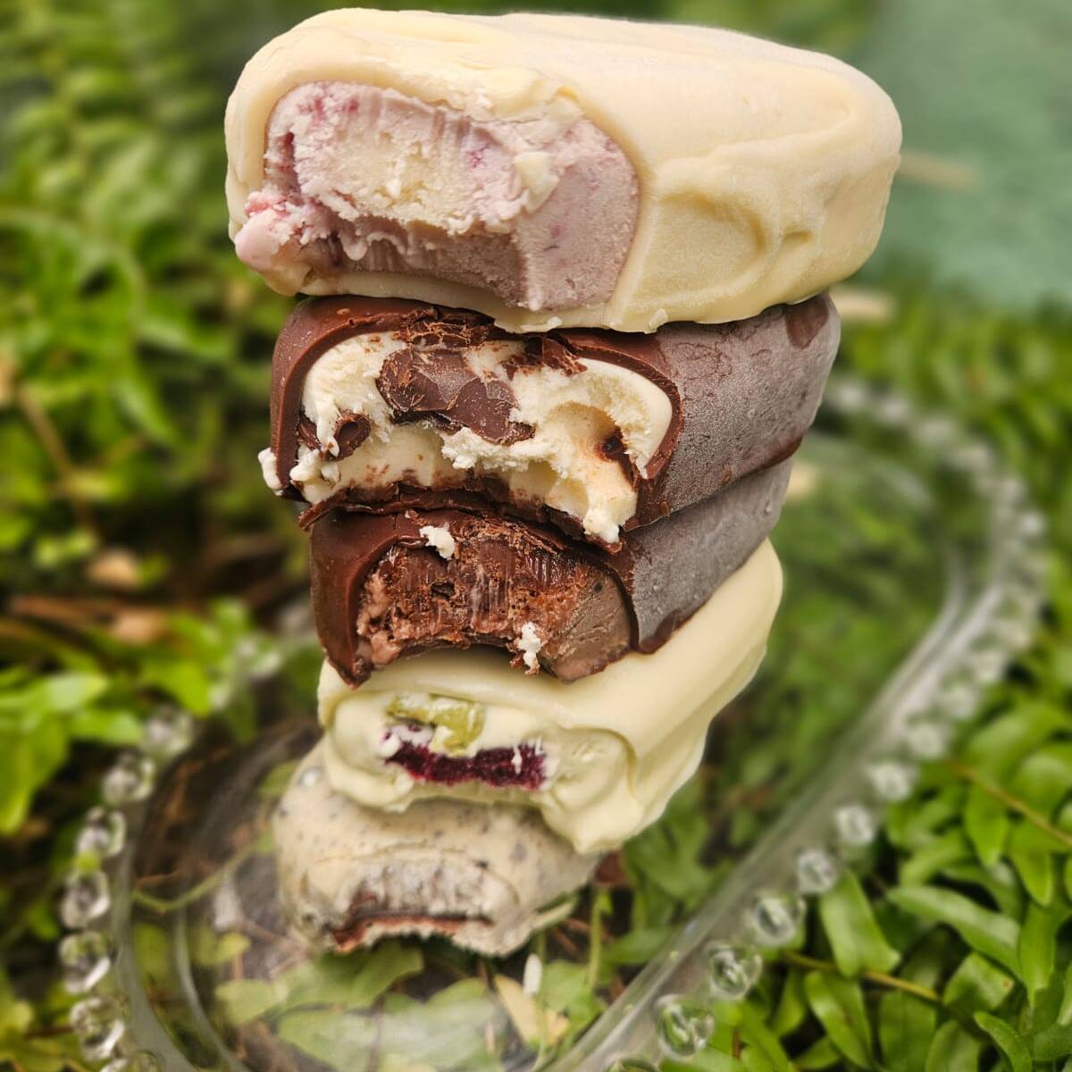Nosso picolé tem uma base cremosa, de 4 leites e e cada sabor e feito com produtos selecionados,pensando em entregar uma experiência única a cada mordida. Peso Aprox 130grs
