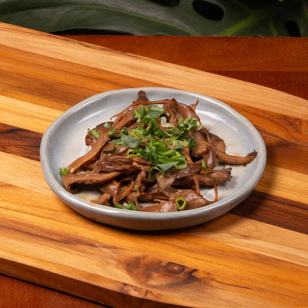 Shimeji temperado e grelhado com cebolinha. Porção com 160g.