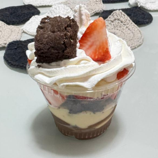 chocolate nobre, creme de ninho, brownie e morangos e finalizado no chantilly
