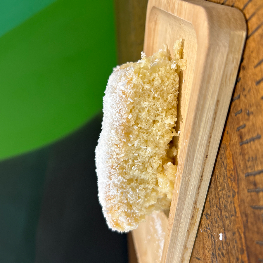 Massa fofinha de laranja com calda que derrete na boca. Sem lactose. Perfeito com café :)