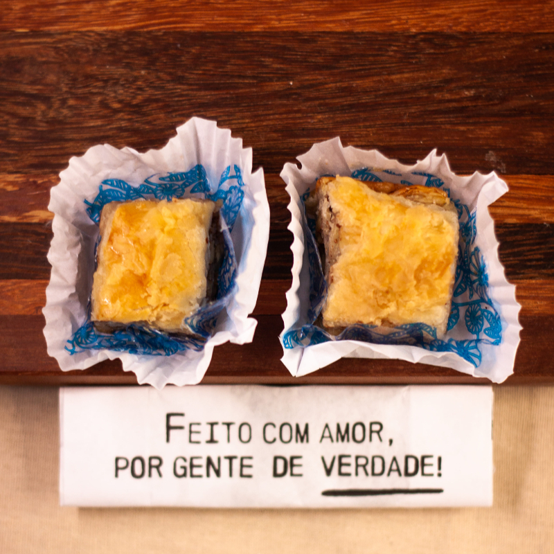 Doce folhado tradicional recheado com castanhas e finalizado com calda de açúcar.