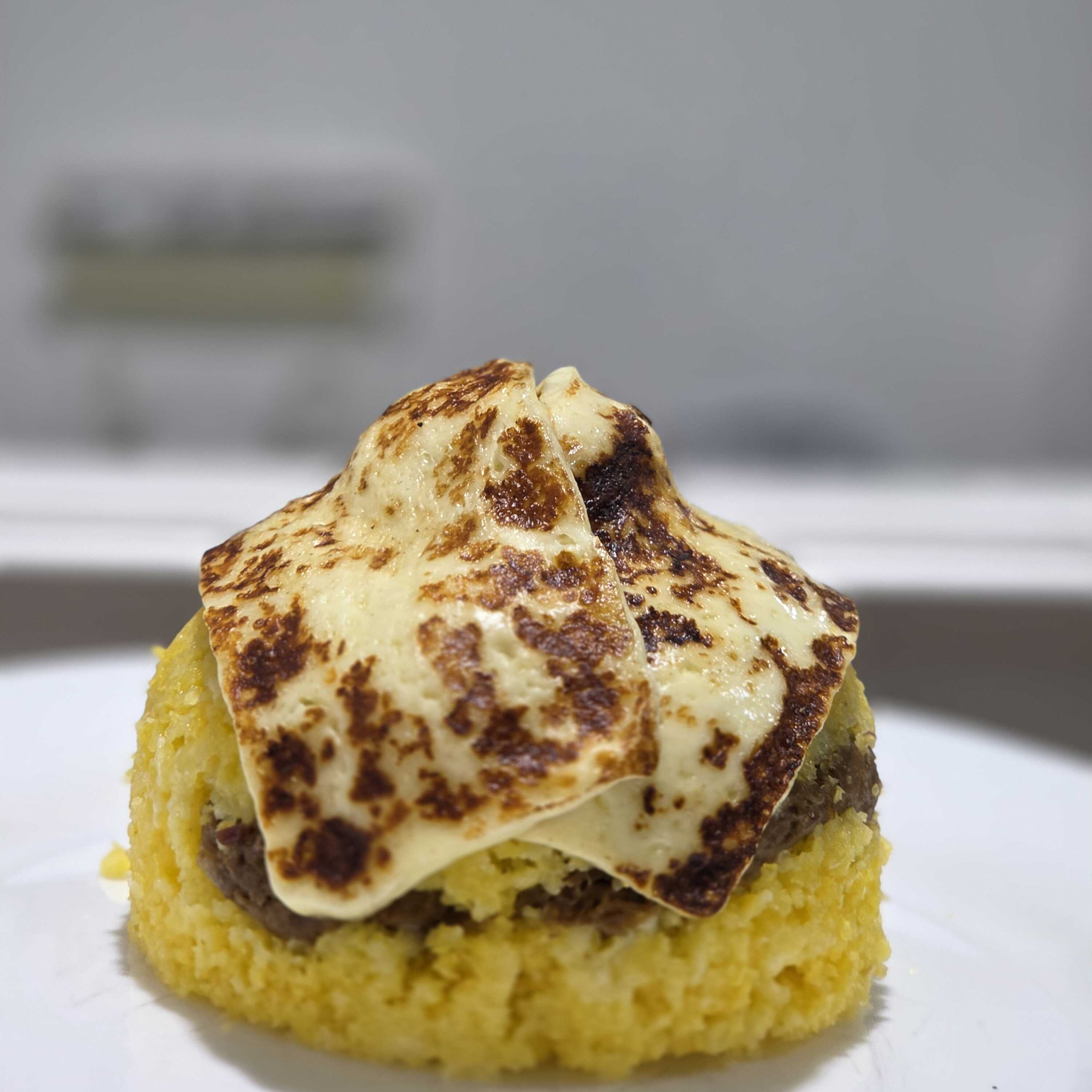 Carne desfiada suculenta da casa com queijo coalho