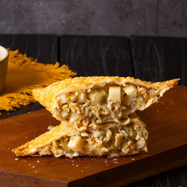 Muito Recheio do Delicioso frango desfiado e temperado pela nossa chef, queijo mussarela derretido, azeitona verde picada, palmito, cebola picada e orégano. Feito com uma massa exclusiva e frito em gordura vegetal para garantir um pastel sequinho e crocante (aprox 360g)