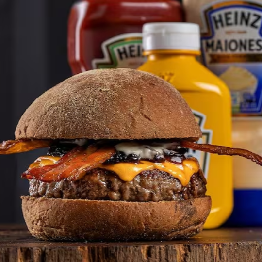 Pão australiano, maionese especial, burger 160g, queijo cheddar fatias, 3 fatias bacon artesanal, cebola caramelizada