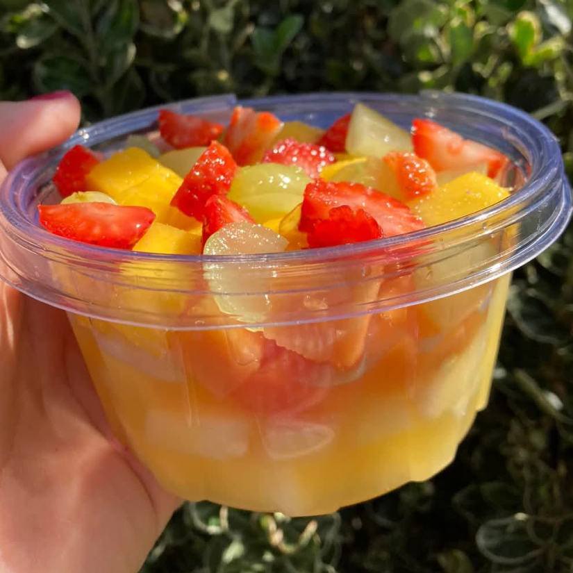 Manga,mamao,melao,abacaxi,morango e suco de laranja