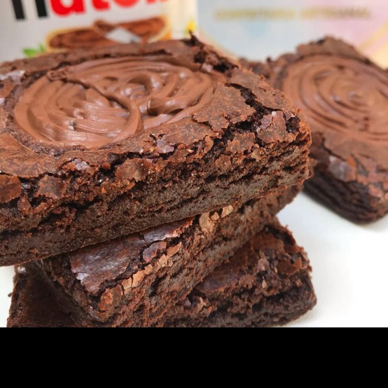 Brownie molhadinho com casquinha crocante e muuuuuita Nutella - aprox. 75g