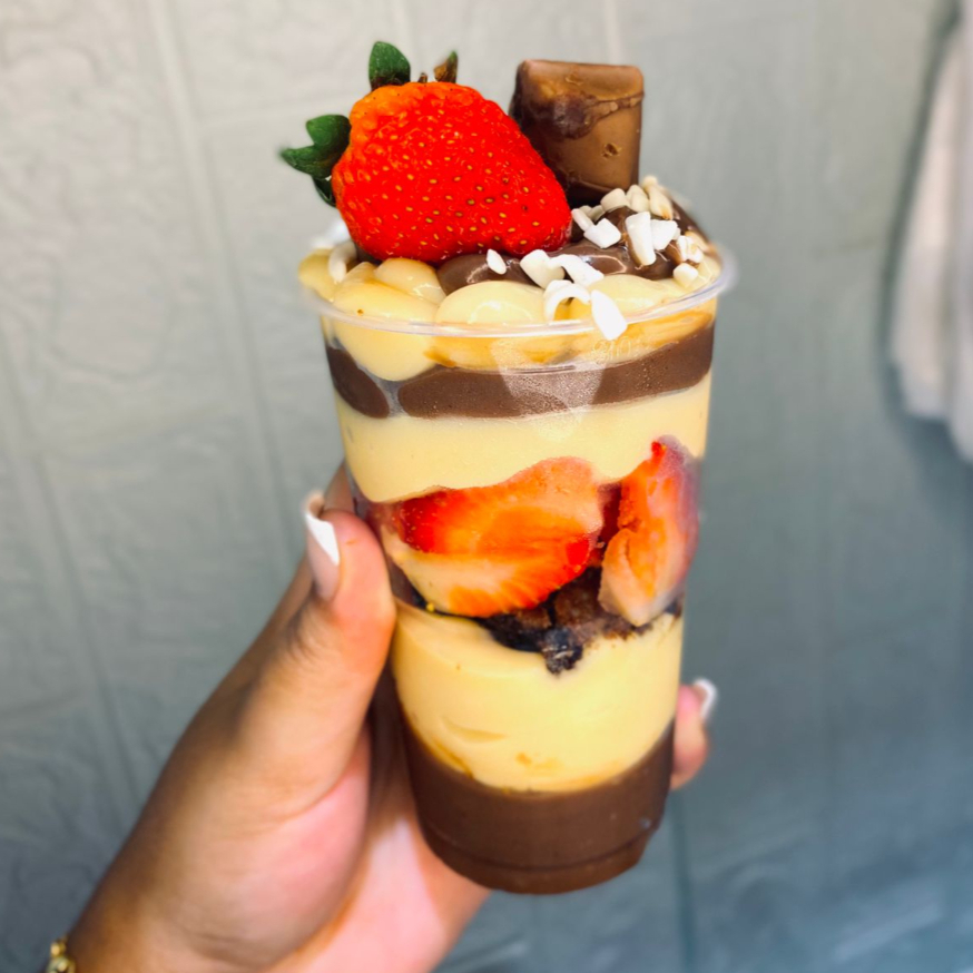 Brigadeiro de chocolate 50% cacau, brigadeiro de ninho, brownie morangos. Finalizado com morango e kinder bueno por cima. Copo de 300ml pesando 350ml peso final. LEIA A DESCRIÇÂO
