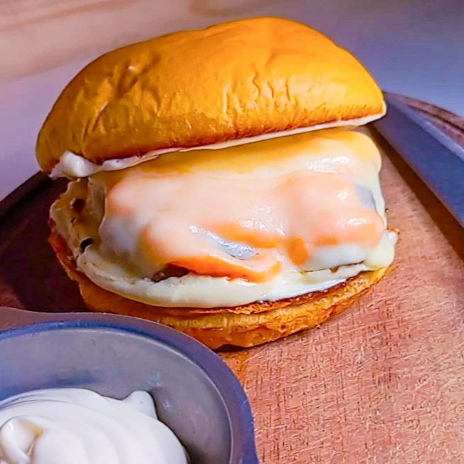 Pão de brioche fresquinho, hambúrguer artesanal suculento de 120g, maionese caseira, mussarela e queijo cheddar cremoso, 2 guardanapos , 2 saches de cat chup ---palavras chaves---- hambuerguer , hamburguer artesanal , brioche , lanche , janta , almoço , café , gostoso , barato ,promoçao , quero , maionese caseira , queridinhos , mais pedidos .