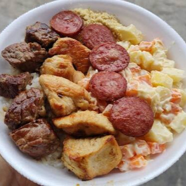 Pedaços de carne, frango e linguiça acompanhados de arrzo, feijão, farofa e mais um acompanhamento de sua escolha, que pode ser: salada verde ou fritas ou maionese de legumes ou maionese de ovos ou molho a campanha. Por favor, coloque sua escolha na observação, se não, mandaremos com fritas.