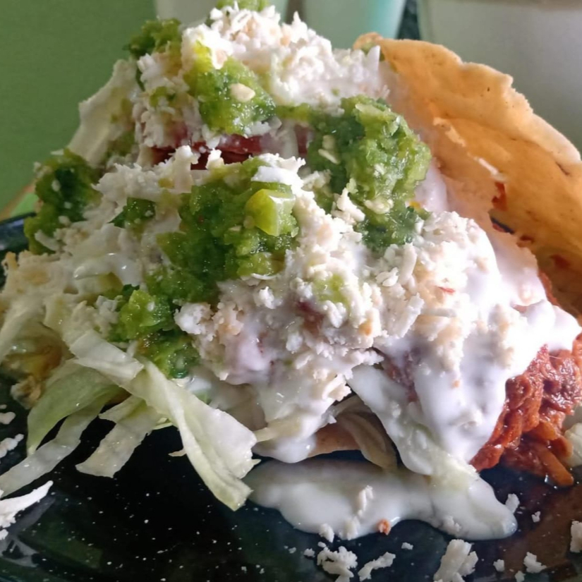 Tostada de Tinga de Pollo