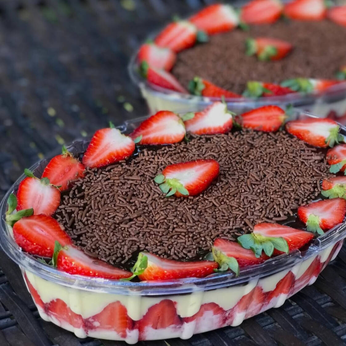 Surpresa de morango travessa contem 2L serve de 12 a 14 pessoas contendo creme de leite ninho, morangos cortados ganache de chocolate e granule