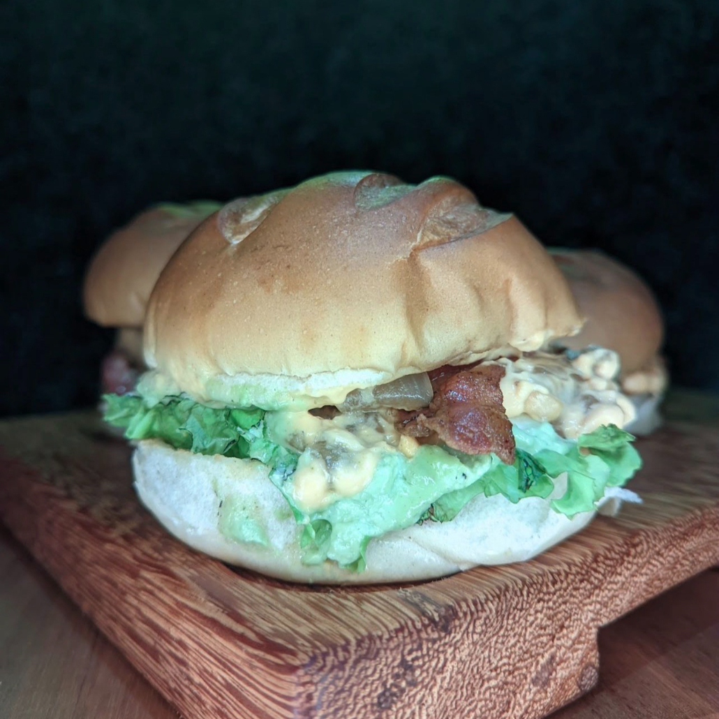 Pão Batata, Carne Smash 50g, Queijo mussarela, Molho Churrasco, Molho Apimentado, Alface e Tomate