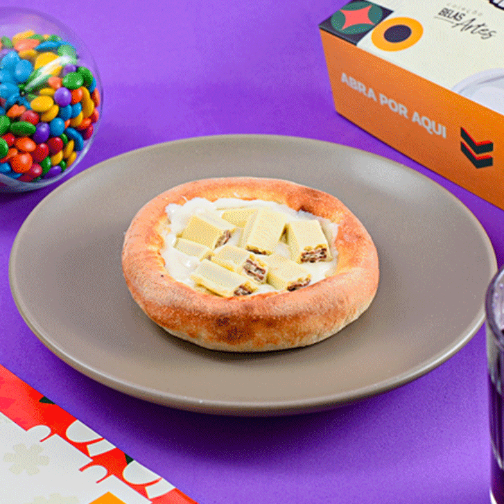 Recheio de pedaços crocantes de Kit Kat branco, envoltos em uma massa macia e crocante. A suavidade do chocolate branco combinada com a textura crocante do Kit Kat cria uma explosão de sabor deliciosa. Peça agora e se entregue a essa irresistível tentação!