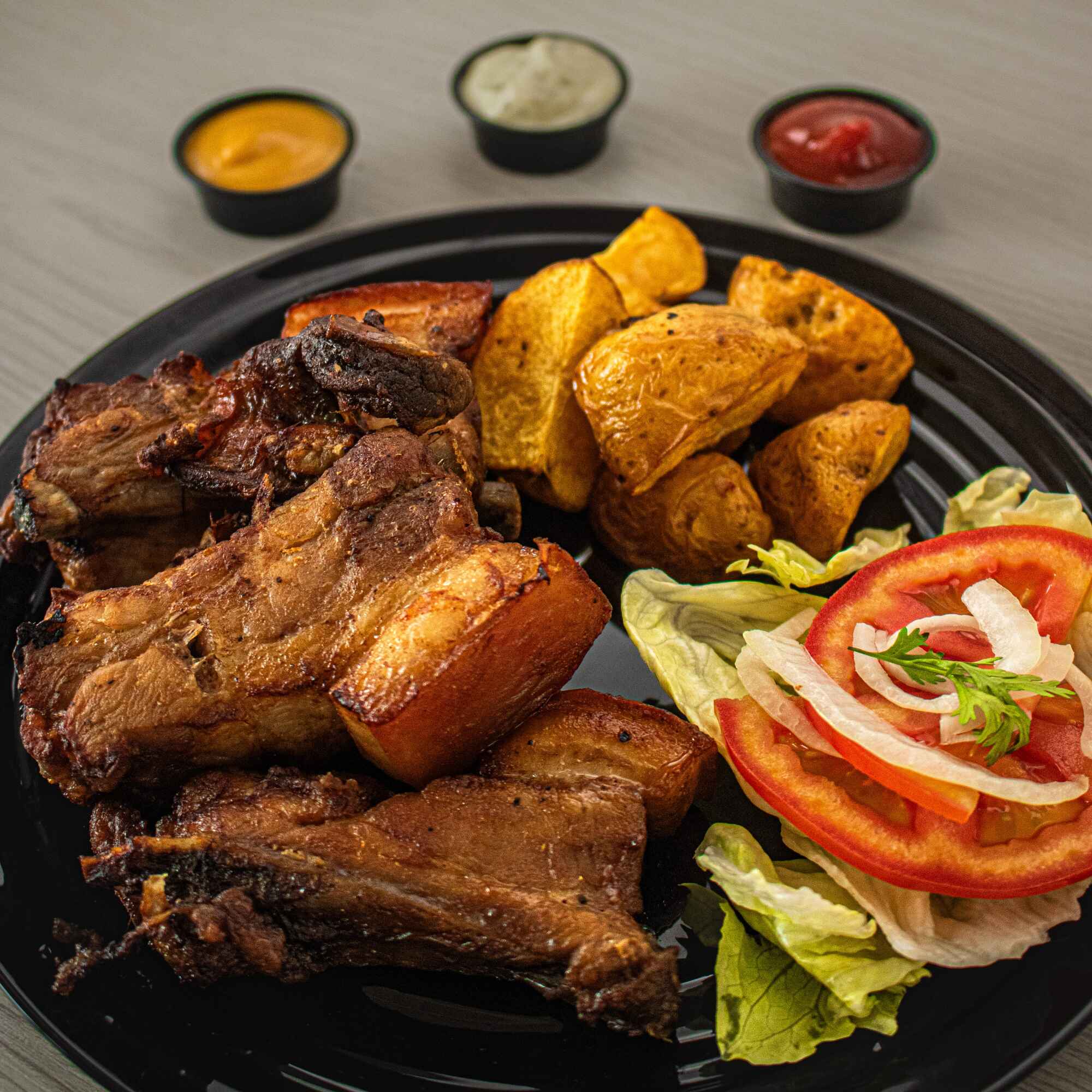 Costillas de Cerdo con Papas y Ensalada