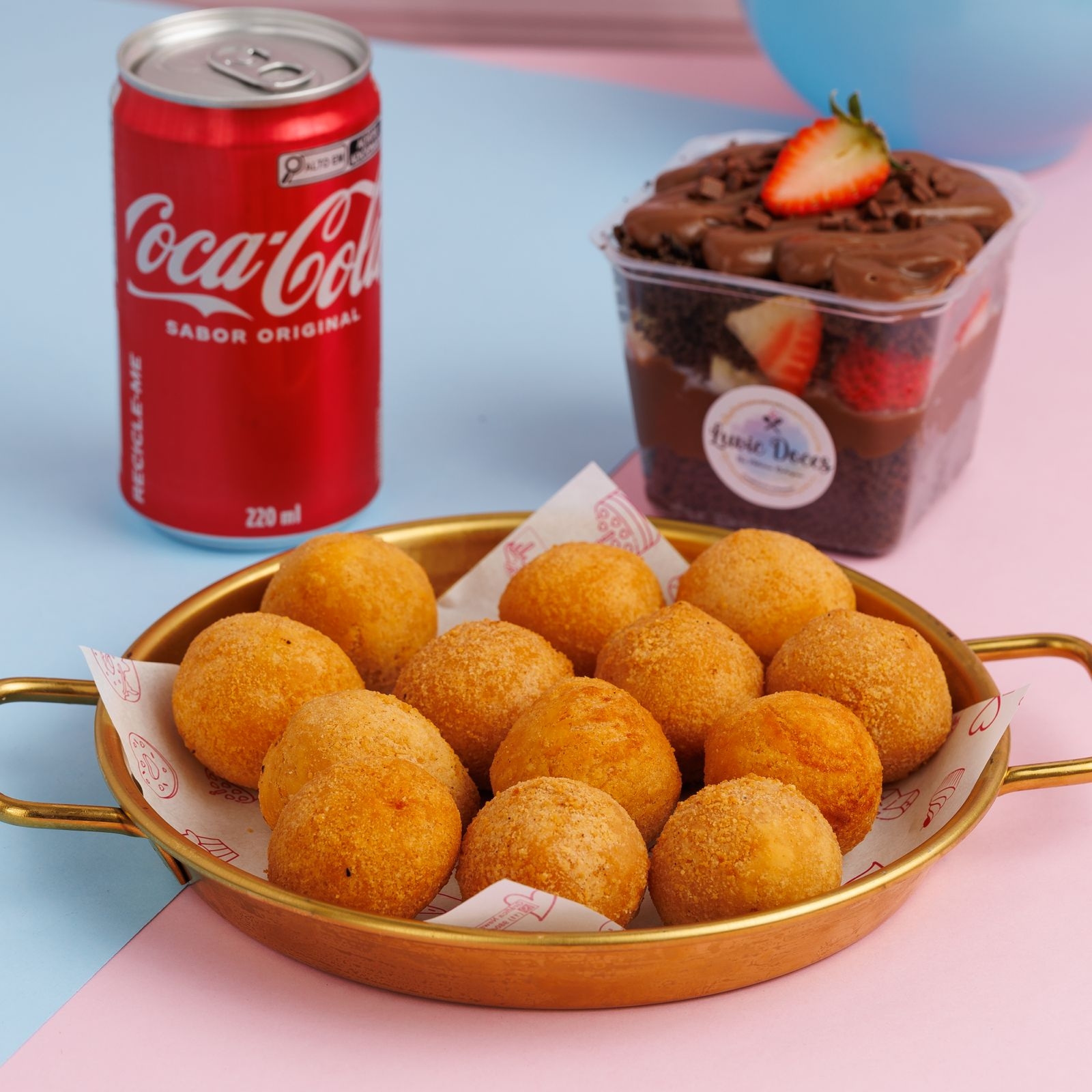 O 'Combo Festinha' é a opção perfeita para tornar qualquer celebração ainda mais especial. Oferecemos 12 irresistíveis salgadinhos, fritos na hora para garantir a máxima crocância e sabor. Acompanha uma lata de Coca-Cola 220ml, sempre gelada e refrescante, perfeita para equilibrar o paladar. E para finalizar, um delicioso bolo no pote, feito com ingredientes de alta qualidade, proporcionando um sabor inesquecível que certamente impressionará todos. Tudo isso cuidadosamente embalado, pronto para ser saboreado!