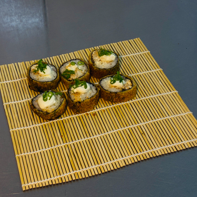 Hot roll empanado e crocante, recheado com salmão grelhado e cream cheese, cortado em unidades e finalizado para proporcionar uma experiência saborosa e irresistível, acompanhado com uma Coca Cola lata de 350ml.
